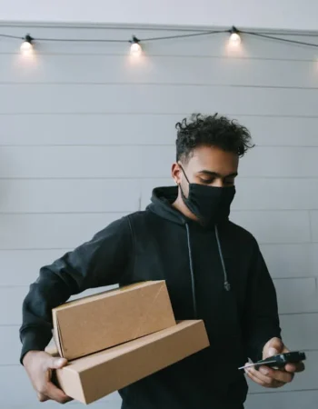 Image of a Delivery Agent (Symbolic Picture) of Craft Setter - Handmade Jewellery to Treasure Your Memories